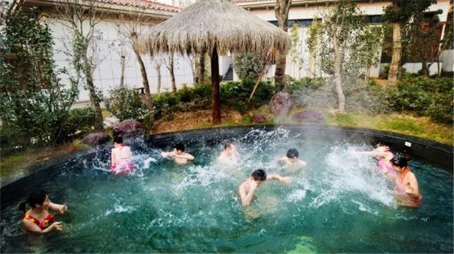 国产花瓣浴温泉池养生体验